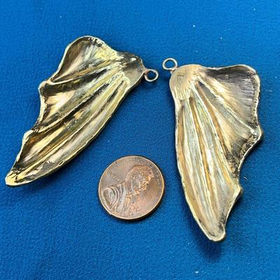 GOLD- AND SILVERTONE PAIR OF BUTTERFLY WINGS? CHARMS OR?