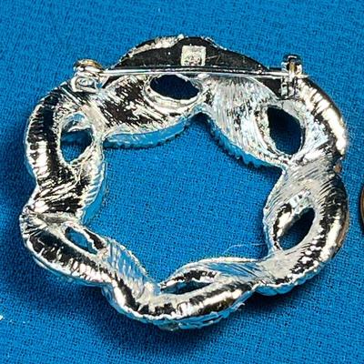 BRIGHT SPARKLY SILVERTONE RHINESTONE WREATH-LIKE BROOCH PIN