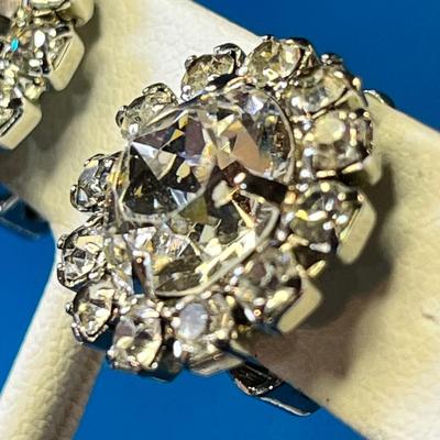 SPARKLY CLEAR RHINESTONE BUTTON STYLE EARRINGS 