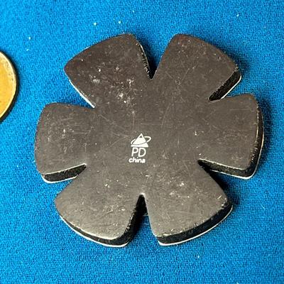 ENAMELED MAGNETIC FLOWER SHAPED TILE