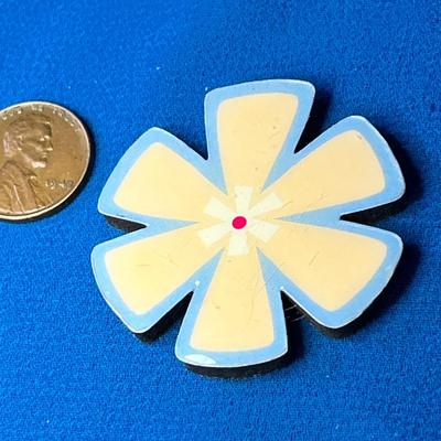 ENAMELED MAGNETIC FLOWER SHAPED TILE