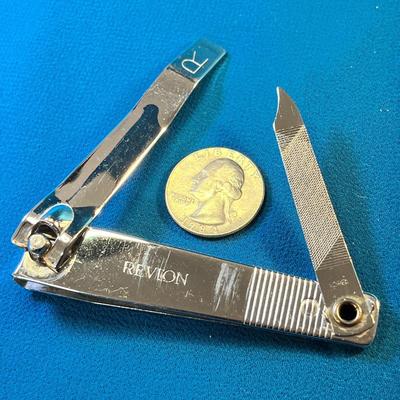 REVLON NAIL CLIPPERS WITH FILE
