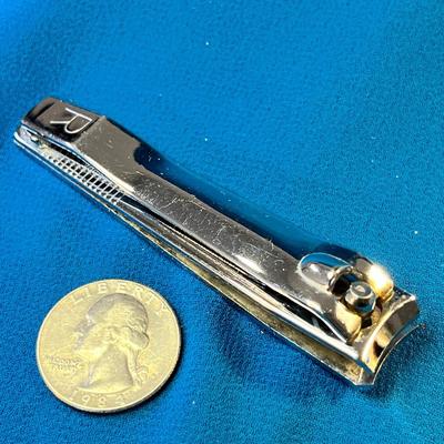REVLON NAIL CLIPPERS WITH FILE