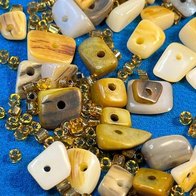 POLISHED STONE AND AMBER GLASS BEAD NECKLACE  NEEDS RESTRINGING