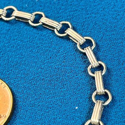 CHAIN LINK BRACELET UNMARKED BUT LIKELY SILVER