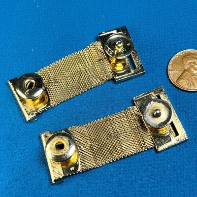 GOLDTONE MESH BUCKLE MOTIF CUFFLINKS WITH WRAP AROUND BANDS, SNAP CLOSURE