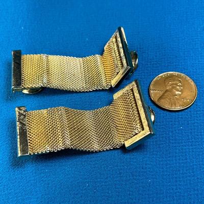 GOLDTONE MESH BUCKLE MOTIF CUFFLINKS WITH WRAP AROUND BANDS, SNAP CLOSURE