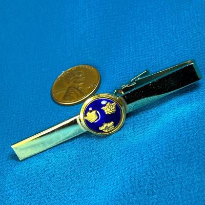 THREE GOLDTONE CROWNS ON DEEP BLUE STONE MEDALLION TIE CLIP