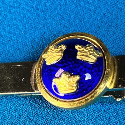 THREE GOLDTONE CROWNS ON DEEP BLUE STONE MEDALLION TIE CLIP