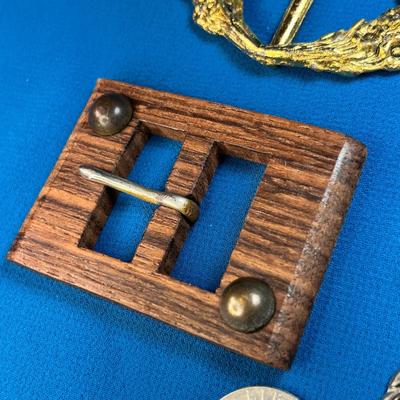 GROUP OF 5 DIFFERENT BELT BUCKLES: WOOD, GOLDTONE, SILVERTONE, FANCY, SIMPLE