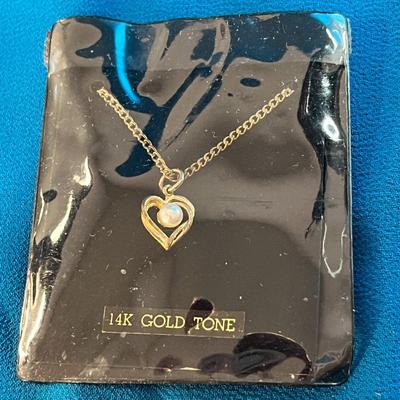 GOLDTONE HEART WITH FAUX PEARL INSET PENDANT NECKLACE NEW IN PACKAGE