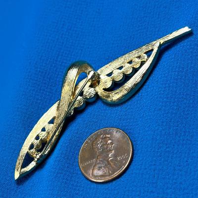 BEAUTIFUL TRIFARI GOLDTONE SWIRL WITH FAUX PEARLS PIN BROOCH