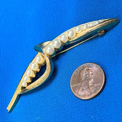 BEAUTIFUL TRIFARI GOLDTONE SWIRL WITH FAUX PEARLS PIN BROOCH