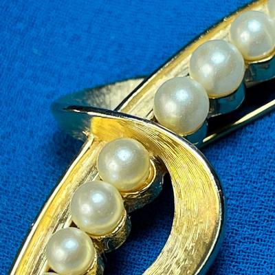 BEAUTIFUL TRIFARI GOLDTONE SWIRL WITH FAUX PEARLS PIN BROOCH