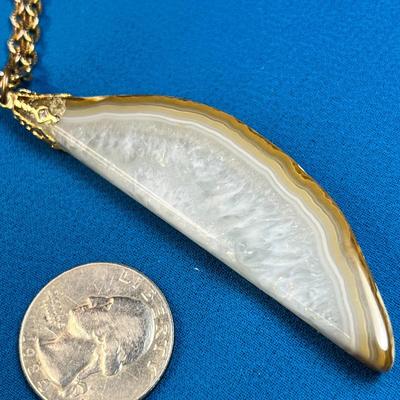 WHITE, GOLD POLISHED STONE PENDANT NECKLACE