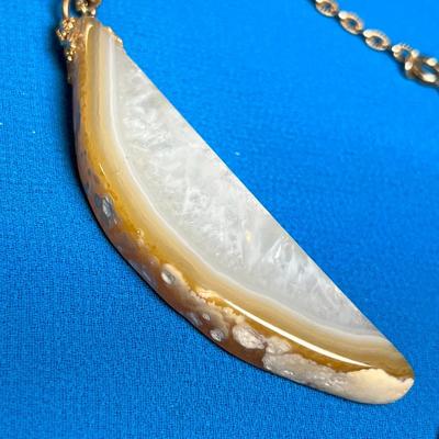 WHITE, GOLD POLISHED STONE PENDANT NECKLACE