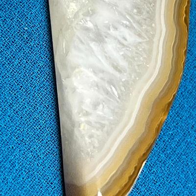 WHITE, GOLD POLISHED STONE PENDANT NECKLACE