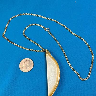 WHITE, GOLD POLISHED STONE PENDANT NECKLACE