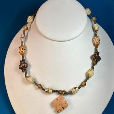 INTERESTING BEADED NECKLACE WITH STONE PENDANT 