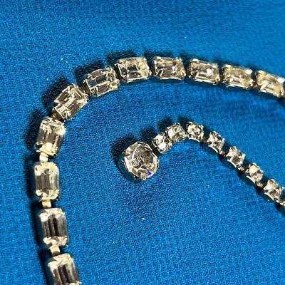 BRILLIANT PRONG SET RHINESTONE NECKLACE WITH SOME EMERALD SHAPED STONES