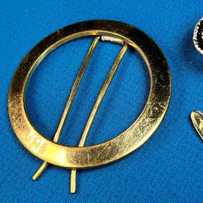 GROUP OF 4 DIFFERENT PRETTY HAIR BARRETTES: ROUND, FAUX PEARL, LEAVES, PURPLE STRIATED