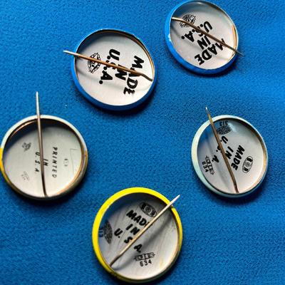 GROUP OF 5 NATIONAL AUDUBON SOCIETY JUNIOR MEMBER PINBACK BUTTONS, 4 DIFFERENT PATTERNS