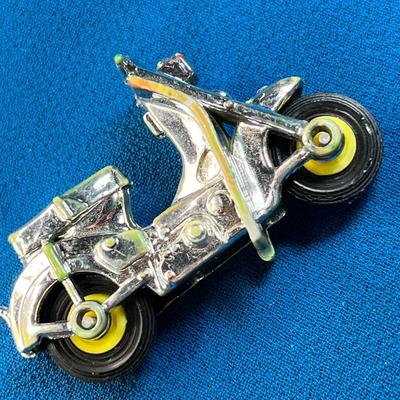 PAIR OF LITTLE MOTOR SCOOTER FIGURES