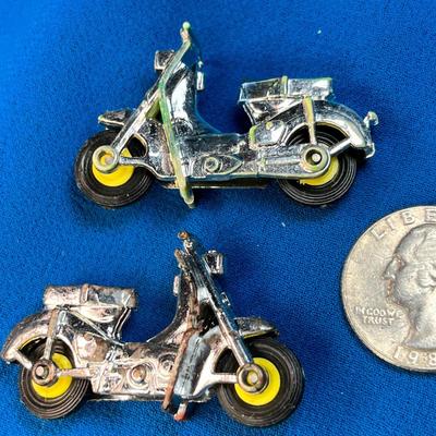 PAIR OF LITTLE MOTOR SCOOTER FIGURES