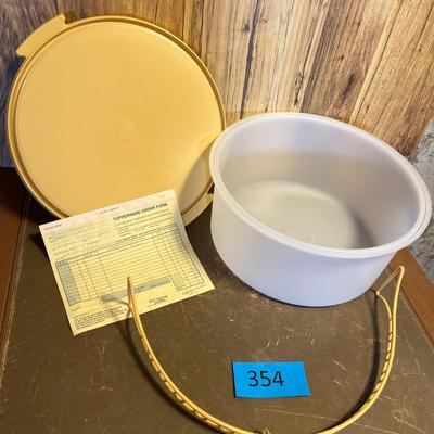 New condition, vintage Tupperware cake carrier
