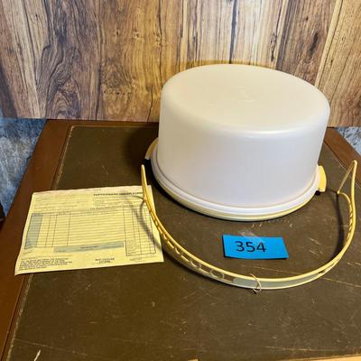 New condition, vintage Tupperware cake carrier