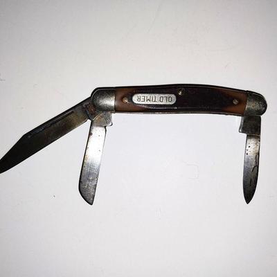 THREE POCKET KNIVES