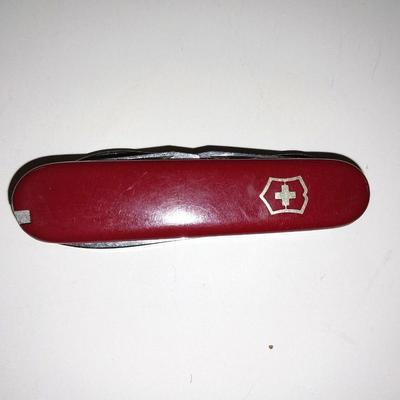 THREE POCKET KNIVES