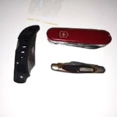 THREE POCKET KNIVES