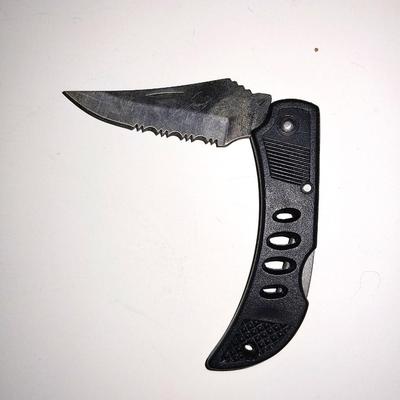 THREE POCKET KNIVES
