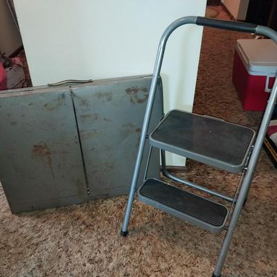 HEAVY DUTY STEP LADDER AND A METAL FOLDING TABLE