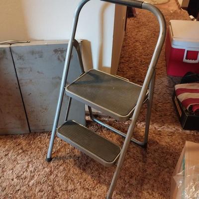 HEAVY DUTY STEP LADDER AND A METAL FOLDING TABLE