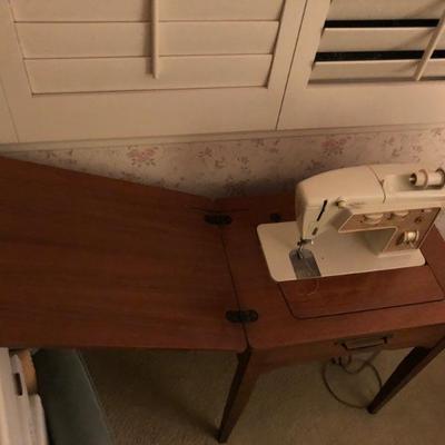 Singer Sewing Machine Golden Touch Zig Zag Model 780 Sparkling Gold in desk wood contemporary Sewing Station open