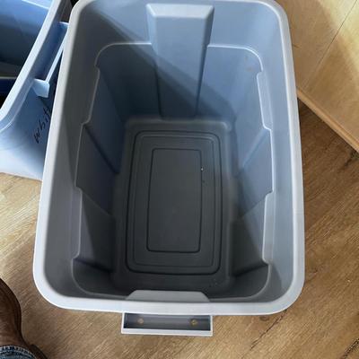 3 Rubber Maid Tubs with Lids