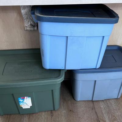 3 Rubber Maid Tubs with Lids