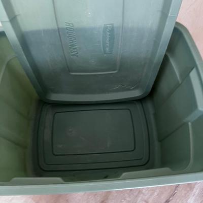 3 Rubber Maid Tubs with Lids