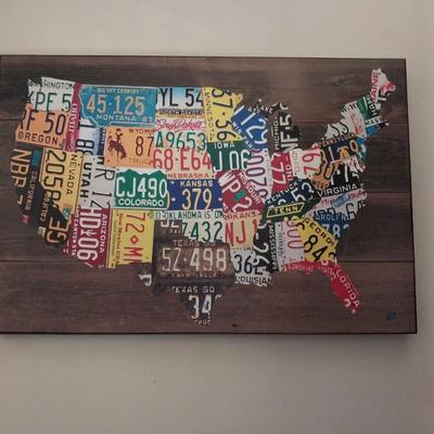 UNITED STATES WOODEN WALL HANGING WITH PICTURES OF EACH STATES PLATE