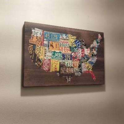 UNITED STATES WOODEN WALL HANGING WITH PICTURES OF EACH STATES PLATE
