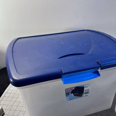 3 Storage tubs with lids