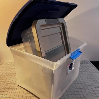 3 Storage tubs with lids