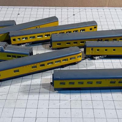 HO Scale Union Pacific Passenger Train Cars 8 