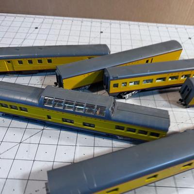 HO Scale Union Pacific Passenger Train Cars 8 
