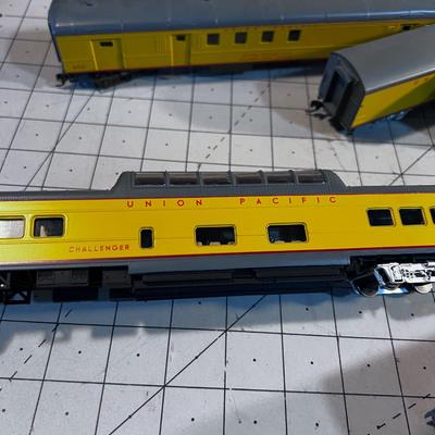 HO Scale Union Pacific Passenger Train Cars 8 
