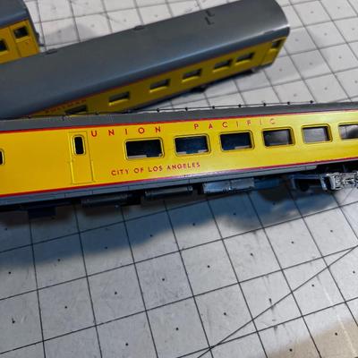 HO Scale Union Pacific Passenger Train Cars 8 