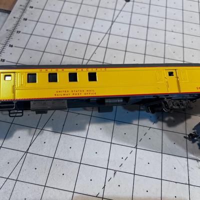 HO Scale Union Pacific Passenger Train Cars 8 