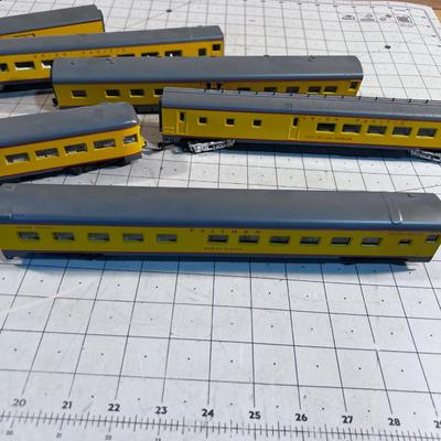 HO Scale Union Pacific Passenger Train Cars 8 